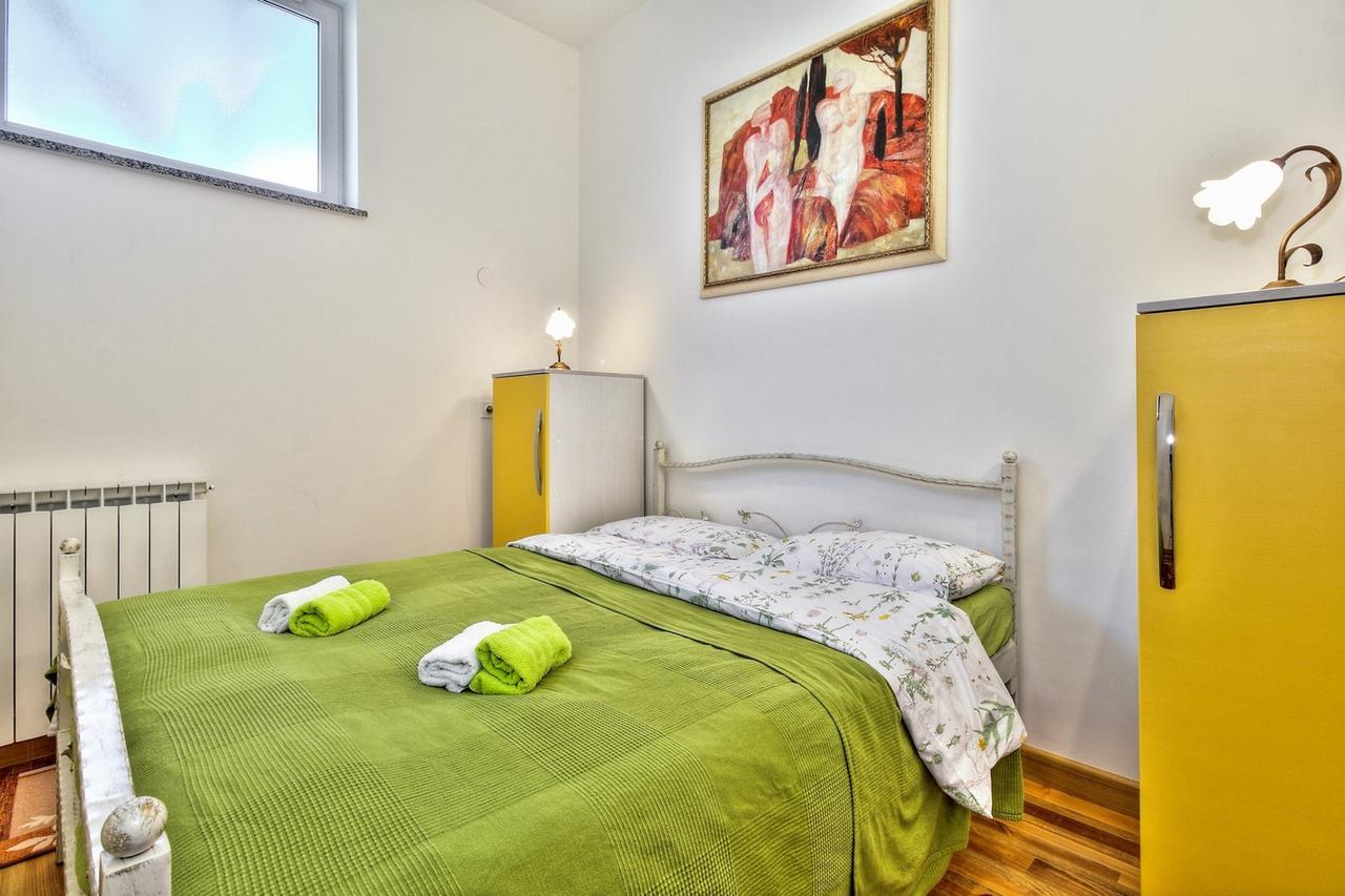 Lana House With Apartment Petrovija Kültér fotó